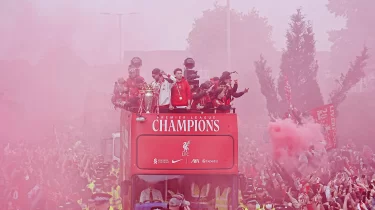 "Адамдар жерде жатты": Англияда "Ливерпуль" жанкүйерлерін көлік жаншып өтті (ВИДЕО)