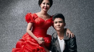 Мәди Рымбаев жаңа әнін алдымен анасына тыңдатып, ақ батасын алды (ВИДЕО)