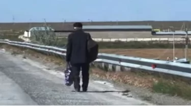 "Жолға ақшасы болмаған": Қарағандылық қария Шымкенттен 10 сағат жаяу жүрген (ВИДЕО)