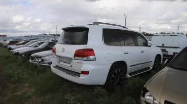 Астанада люкс көліктер жылдар бойы айыптұрақта шіріп жатыр