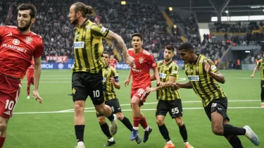 "Ақтөбе" — "Қайрат": Қызыл қағаз, жойқын соққылар және драма (ВИДЕО)