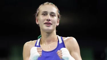 Қазақстандық боксшы әлем чемпионын тізе бүктірді