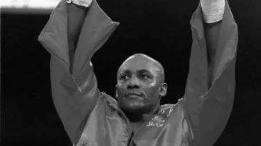 Аңызға айналған боксшы спортзалға бара жатқан жолда көз жұмды