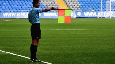 "Айлық жоқ, ар жоқ": Қазақстандық футбол төрешілері жалақысыз қалды ма?