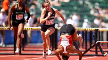 Күтпеген оқиға! Америкалық желаяқ "домалап" жүріп алтын алды! (ВИДЕО)
