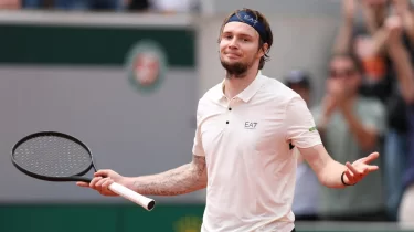 Александр Бублик "Ролан Гаррос" турнирінде әлемнің бірінші ракеткасымен күш сынасты (ВИДЕО)