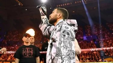 Василий Ломаченко қолғабын шегеге ілді (ВИДЕО)