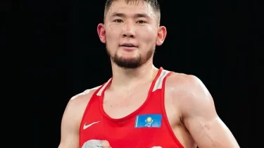 Курьер боп жұмыс істеген қазақ боксшысы жарақатына қарамастан жартылай финалға шықты (ВИДЕО)