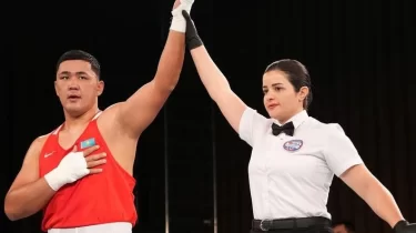 Екі нокдаунмен аяқталған айқас: Қазақстандық гүрзі жұдырықты боксшы "алтын" иеленді (ВИДЕО)