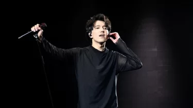 Димаш Құдайберген түнгі Лондонда жанкүйерлерімен кездесті (ВИДЕО)