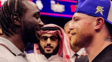 Сауль Альварес пен Теренс Кроуфорд алғаш рет көз арбасты (ВИДЕО)