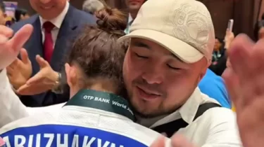Елдос Сметов әлем чемпионатында күміс алған Әбибаны құшақ жая қарсы алды (ВИДЕО)