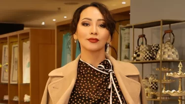 "8 бала табыңыз": Айгүл Иманбаеваның тыңдарманы гауһар білезігін сыйлады (ВИДЕО)