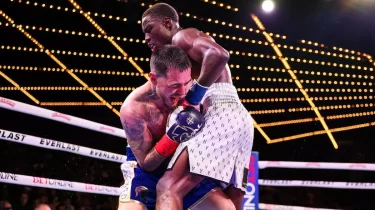 Madison Square Garden-дегі масқара: бұрынғы абсолютті чемпион нокдаунға түсті (ВИДЕО)