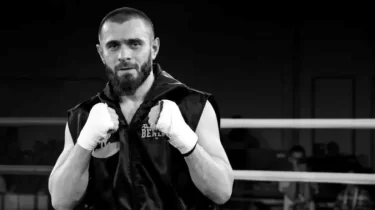 Кәсіпқой боксшыны Берлинде пышақтап кетті