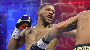 75 секундта екі нокдаун! Токиода әлем чемпионы атағы үшін жекпе-жек өтті (ВИДЕО)