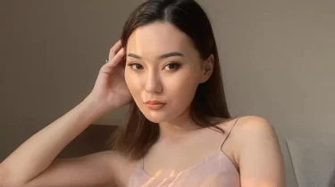 “Әкем енді мені ешқашан мақтамайды”: Айсәуле Бақытбек жан тебірентерлік жазба жариялады