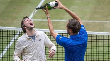 Александр Бублик тарихи жеңістен кейін шампанға шомылды (ВИДЕО)