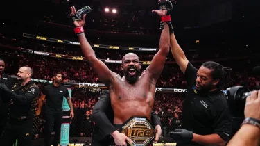 UFC тарихындағы ауыр салмақ аңызы мансабын аяқтады (ВИДЕО)