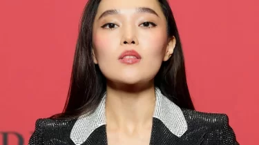 "Біз де адамбыз": Жанар Айжанованың қызы жеке кеңістікті құрметтеуге үндеді