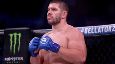 Шаптан соқты! — Емельяненконың шәкірті қарсыласын рингтен зембілмен шығарды (ВИДЕО)