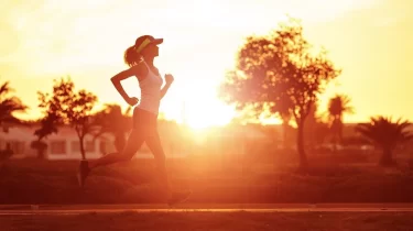 Күннің астында қалай жүгіру керек? Денеңізге зақым келтірмей нәтиже алу жолдары