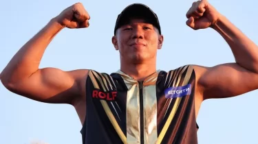 Өзбекстан намысын қорғайтын қазақ боксшысы кәсіпқой рингте жеңіске жетті (ВИДЕО)