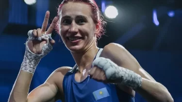 Қазақстандық боксшы қарсыласын нокаутқа жақындатты – финал жолдамасы қалай келді (ВИДЕО)