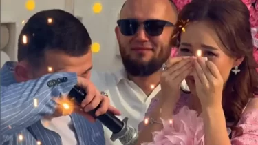 "Жеттік осы күнге!": Белгілі блогер 9 жыл күткен қуанышымен бөлісті (ВИДЕО)