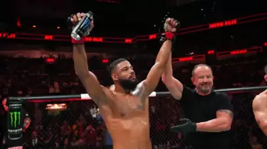 UFC төрт бірдей файтермен қош айтысты