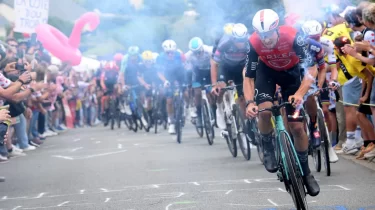 Тур де Франс көрермендері бейіт үстіне шығып жарыс тамашалады (ВИДЕО)