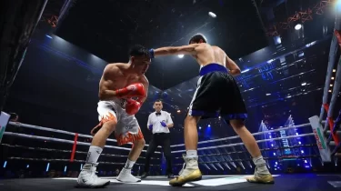 Допингпен ұсталған қазақ боксшысы өзбек қарсыласын нокаутқа түсірді (ВИДЕО)