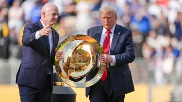 Дональд Трамп клубтық әлем чемпионатының кубогын өзіне қалдырған
