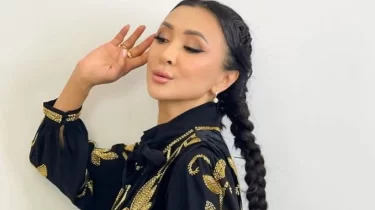 Меруерт Түсіпбаева ұятқа қалды: Сахнадағы күтпеген сәт видеоға түсіп қалды (ВИДЕО)