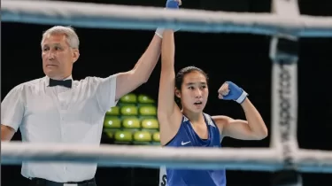 Бокстан Азия чемпионаты: Айым Таңқыбаева мен Аяжан Ермек қарсыластарын ойсырата жеңді (ВИДЕО)