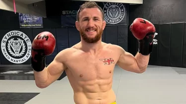 UFC чемпионы қазақ файтерлерін көлігімен жеткізіп тастады (ВИДЕО)