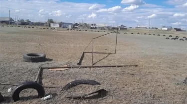 Павлодар облысында баланың үстіне футбол қақпасы құлады