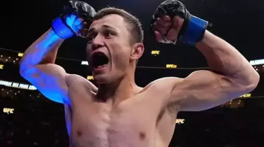 Нурмагомедовты нокдаунға жіберген қазақ файтері UFC-ге оралады (ВИДЕО)