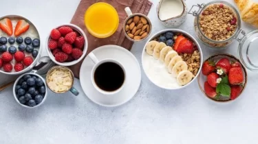 Жазда ішетін пайдалы таңғы астар: жеңіл және сергітетін 6 рецепт