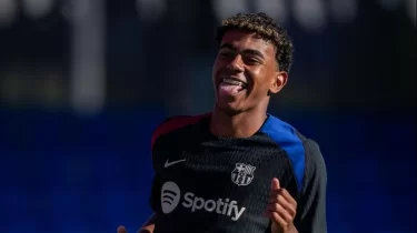 Ямаль өзінен 7 жас үлкен әншімен көңіл жарастырды (ФОТО)