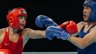 Моңғол боксшысы есеңгіреп қалды: Әшірбай үш рет нокдаунға жіберді (ВИДЕО)