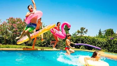 Жазғы бассейндердегі жасырын қауіптер: Хлор иісі шын мәнінде не жасырады?