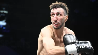 Олимпиаданың екі дүркін жүлдегері алғаш рет жеңіліп, нокдаунға түсті (ВИДЕО)