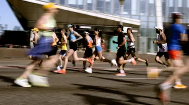 Ішімдікке тойып алған жігіт марафон жүгіріп, чемпиондарды шаң қаптырды! (ВИДЕО)