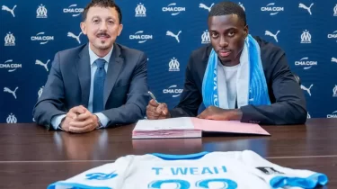 Тимоти Веа «Марсельге» ауысып, әкесінің әйгілі мұқабасын қайталады