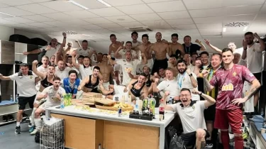 Владимир Вайсс "Қайраттың" киім ауыстыру бөлмесіне кіріп, команданы арнайы құттықтады (ВИДЕО)