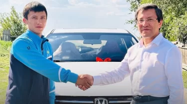 Чемпион балуан Исхар Құрбаевқа жаңа көлік берілді