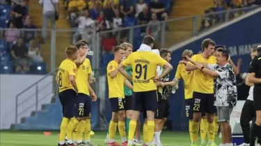 Ресей футболындағы масқара! Ойыншы әйел төрешінің кеудесіне қол тигізгені үшін алаңнан қуылды (ФОТО)