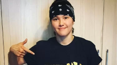 "Бізден екі есе үлкен": Назым Қызайбай ер адамның жеңілісін көрсетті (ВИДЕО)