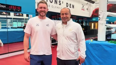 Бокстан Өзбекстан құрамасының бас бапкері өмірін құтқарған дәрігермен қайта қауышты (ВИДЕО)